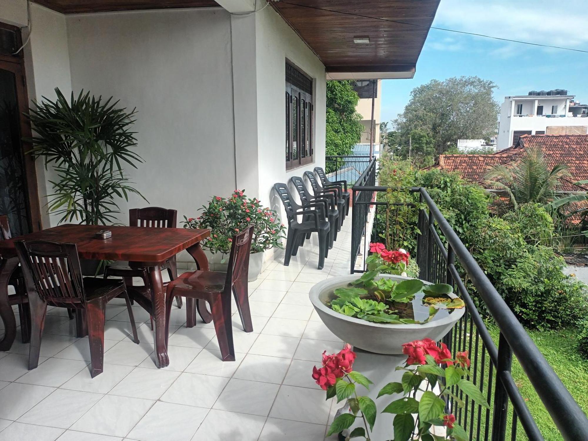Lovely Flowers In Mount Lavinia Dehiwala-Mount Lavinia Екстериор снимка
